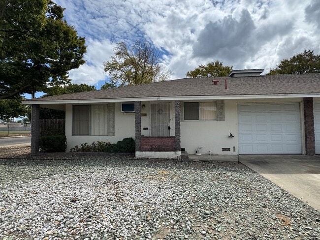 Building Photo - Tamarack 1100/1102 Unit 1100 Tamarack Dr.