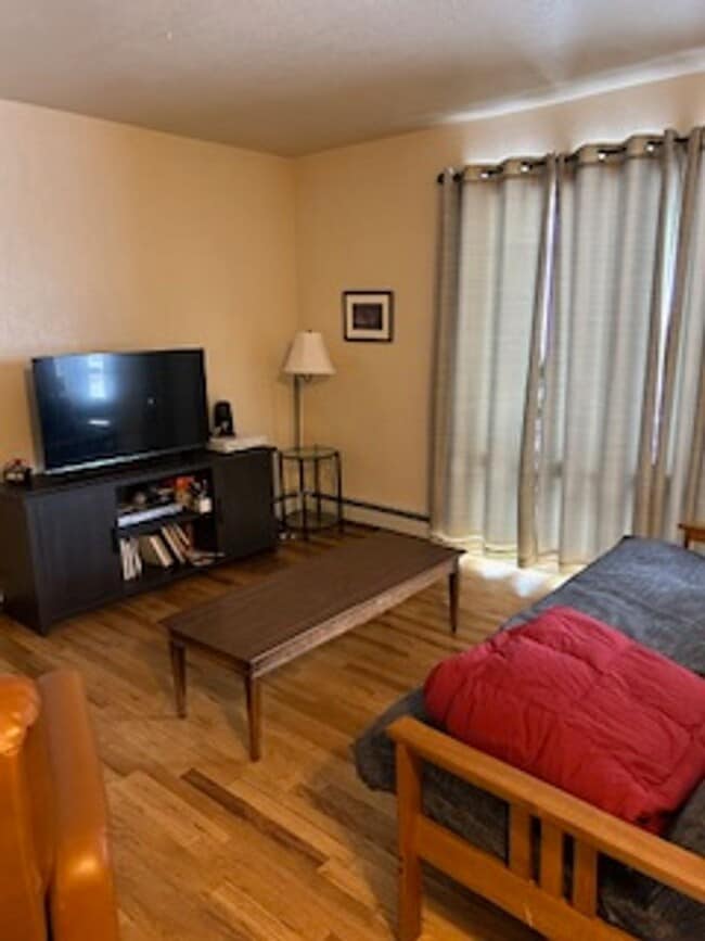 Building Photo - 715 10th St Unit Room 2 - Room 2