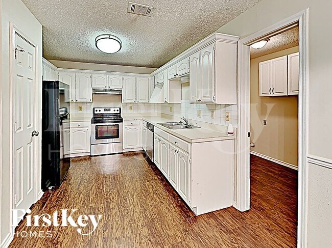 Photo - 811 W Lynn Creek Dr