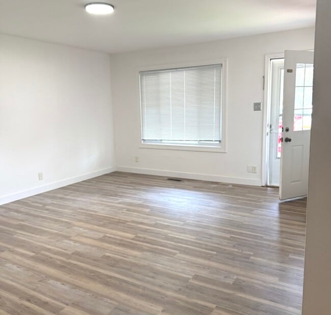 Photo - 533 Redwood Rd