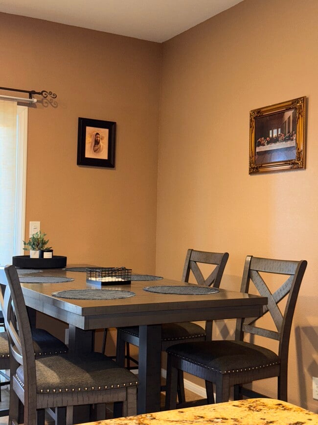 Área de comedor - 4936 Semifonte Dr