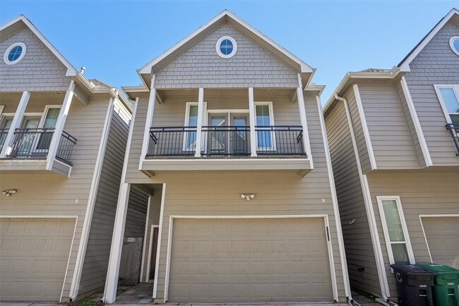 Building Photo - 902 W 20th St