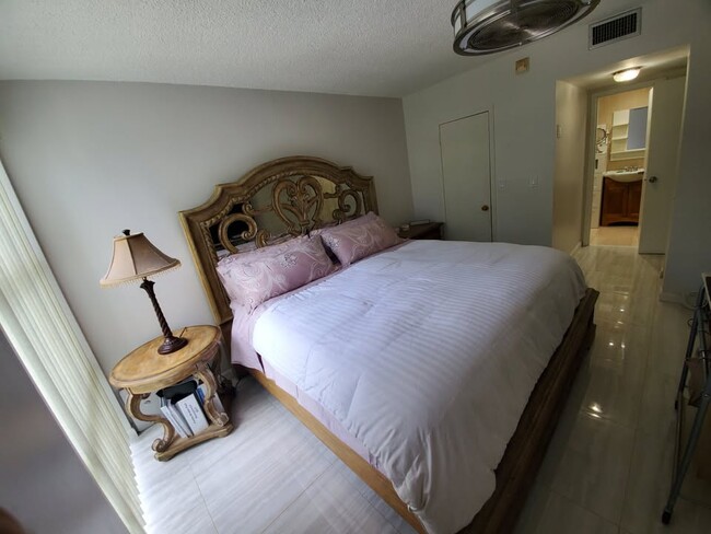 Photo - 17570 Atlantic Blvd Unidad 405 Rental