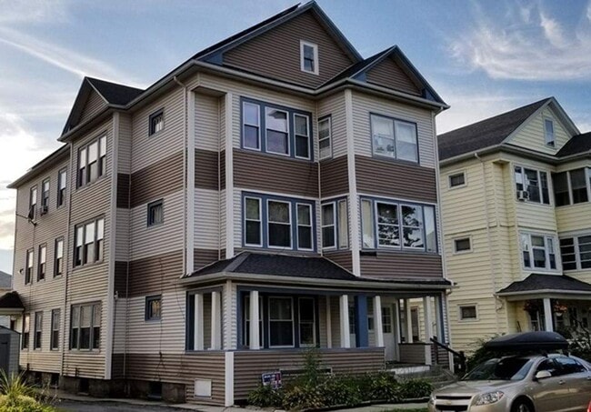 Building Photo - 17 N Woodford St Unit 3