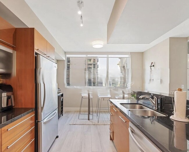 Building Photo - 253 NE 2nd St Unit 2202