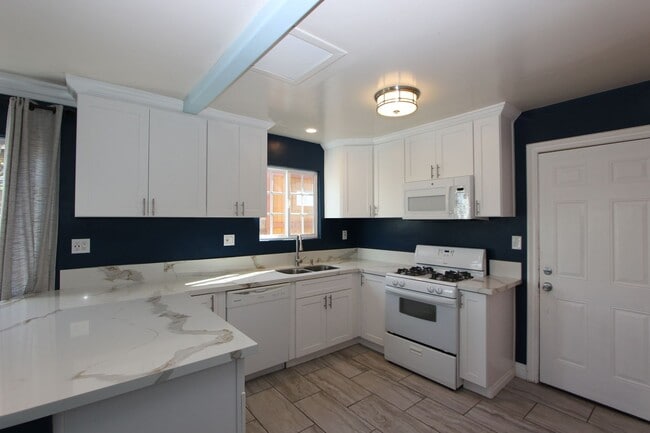 Photo - Beautiful 2 bedroom 1.5 bathroom available for rent now