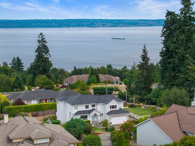 Building Photo - Renovated VIEW Kingston Home Near Ferry fo...