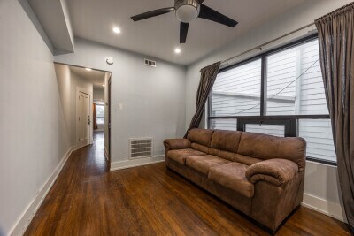 Photo - 3718 W Belmont Ave Unidad 2