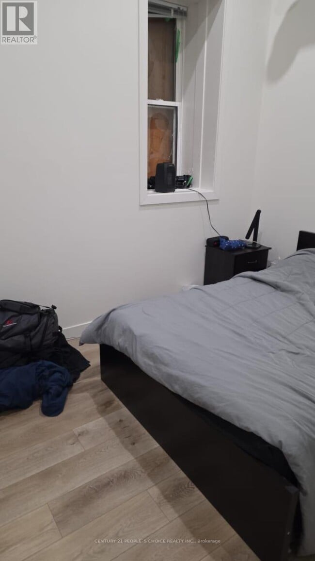 Photo - 692 Dundas St