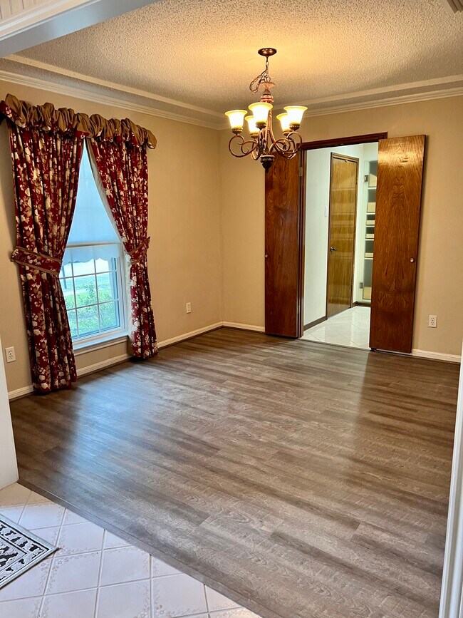 Photo - 1707 Mayflower Dr