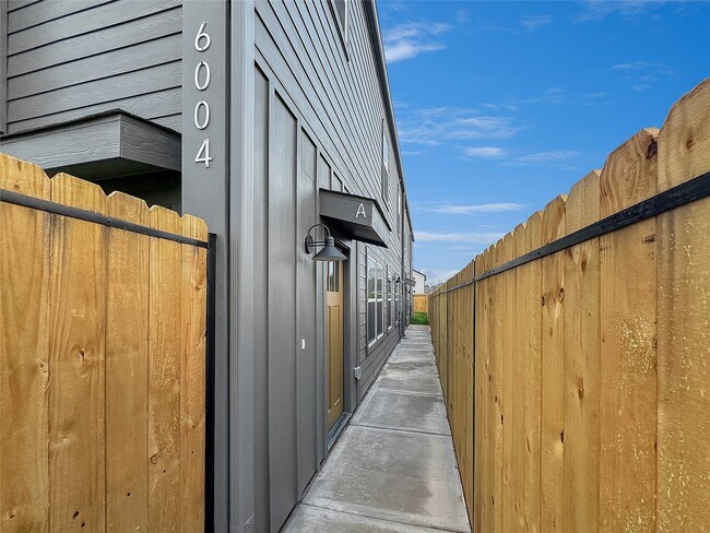 Photo - 6004 Bacher St