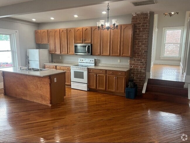 Building Photo - 1812 E 3rd St Rental
