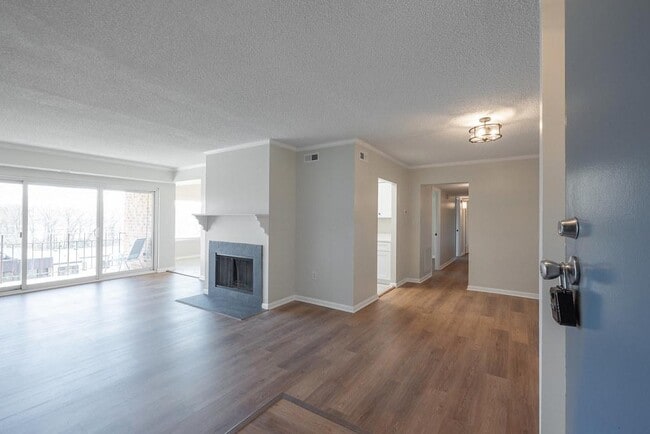 Building Photo - 1509 Regency Woods Rd Unit 303