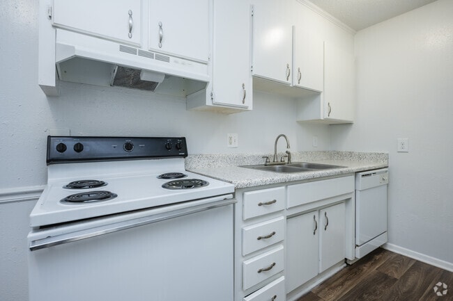 1BR, 1BA - 680SF - Kitchen - Hunting Ridge Apartments