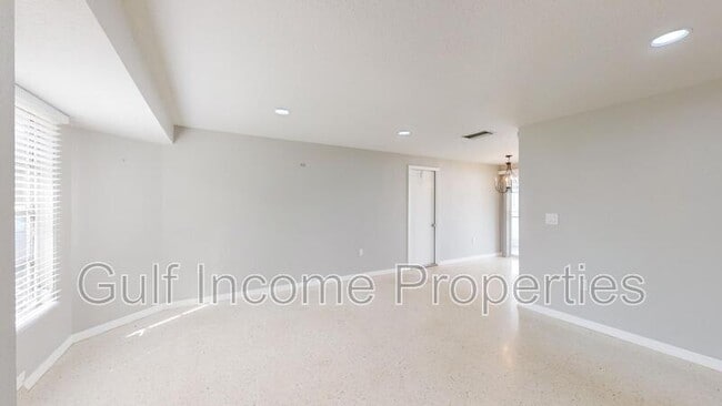 Photo - 621 21st St W