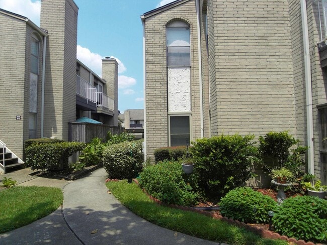 Building Photo - 2011 Spenwick Dr Unit 229 Rental