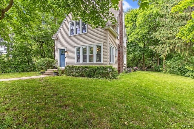Photo - 562 Buckingham Ave