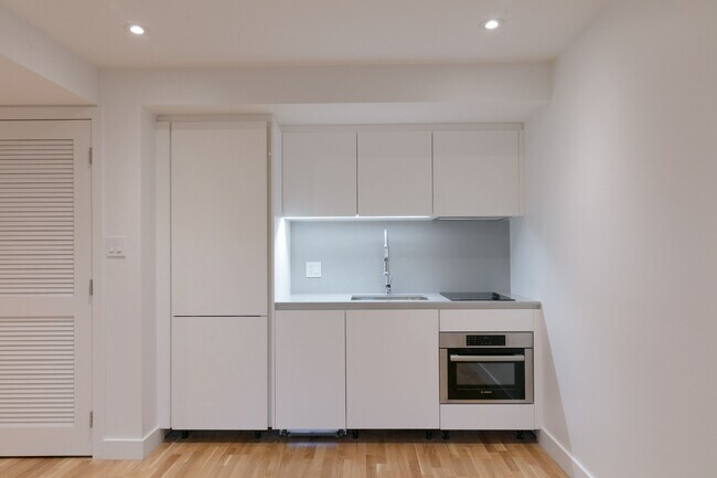 Building Photo - 3195 Av. Van Horne Unit 3