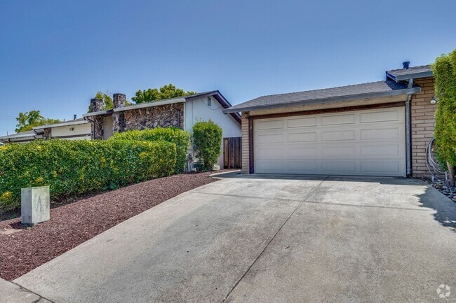 Building Photo - 947 // Duplex Unit B Rental