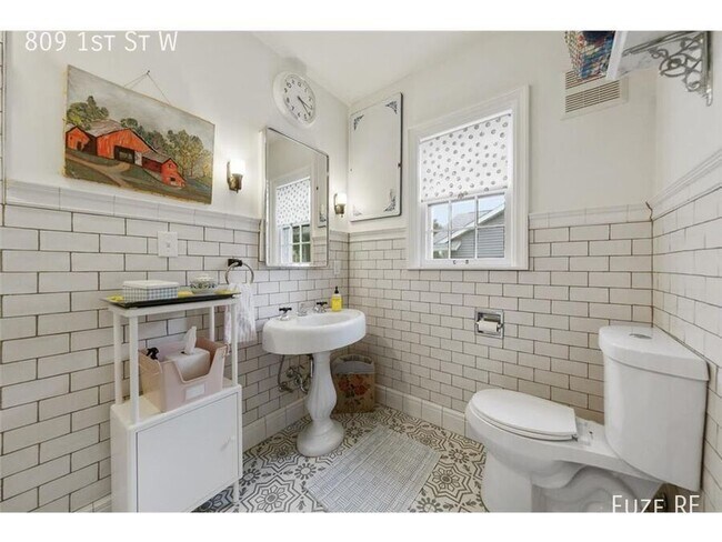 Photo - 809 1st St W