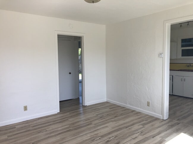 Photo - 402 Dufour St