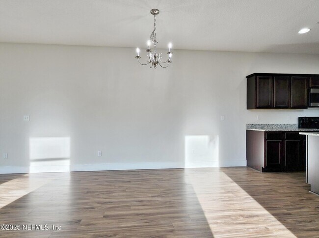 Photo - 834 4th St N