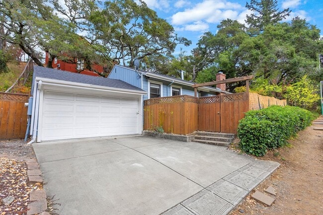 6172 Moraga Ave