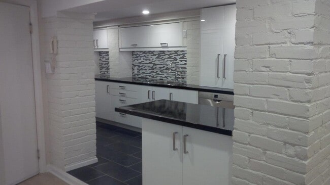 Building Photo - ** COMPLETELY RENOVATED LUXURY **