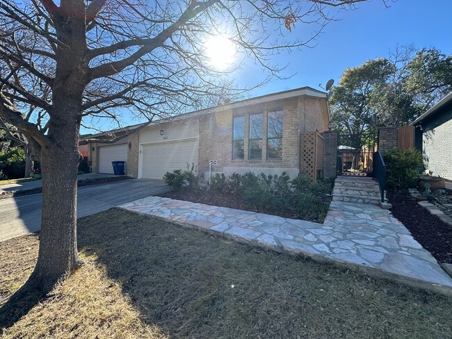 2-BEDROOM GARDEN HOME IN ALAMO HEIGHTS - 2-BEDROOM GARDEN HOME IN ALAMO HEIGHTS