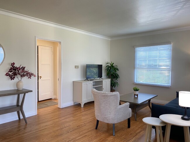 Living Room - 1290 Devon Ave Apartments Unit 1290.5