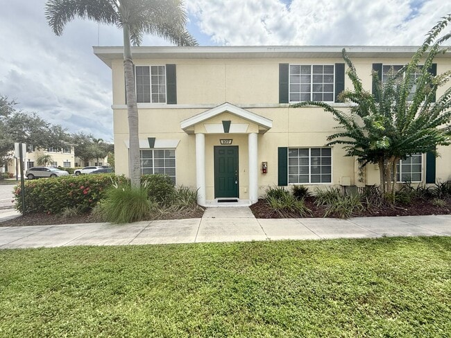 Clean and Comfortable 3 Bedroom Townhome - Clean and Comfortable 3 Bedroom Townhome