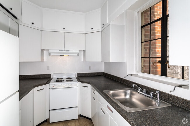 2BR, 2BA - 1,035SF - Kitchen
