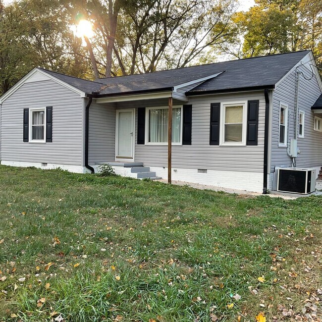 Building Photo - Home with 3 Bedrooms, 1 1/2 Baths off Hwy ...