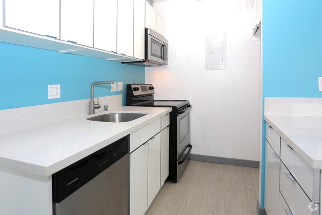 Studio, 1 Bath - 460 SF