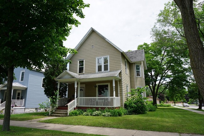 Large home on corner lot in great north si... - Large home on corner lot in great north si...