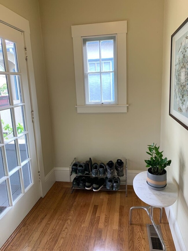 Charming remodeled bungalow near lots of s... - Charming remodeled bungalow near lots of s... House