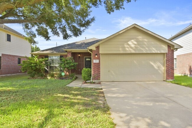 Building Photo - Charming Rental in Eaglewood – No Carpet, ...