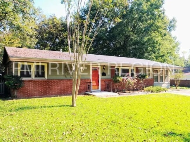 Building Photo - 3 Bedroom 2 Bathroom Home