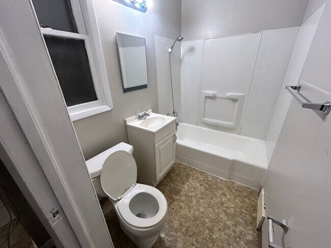 Photo - 804 E 14th St Unit Apt 1