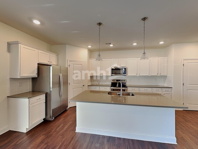 Photo - 648 Carnaby Ln