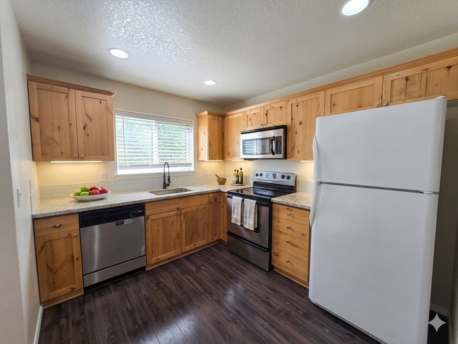 Building Photo - 3/2.5 Townhome with walking trails outside backyard!
