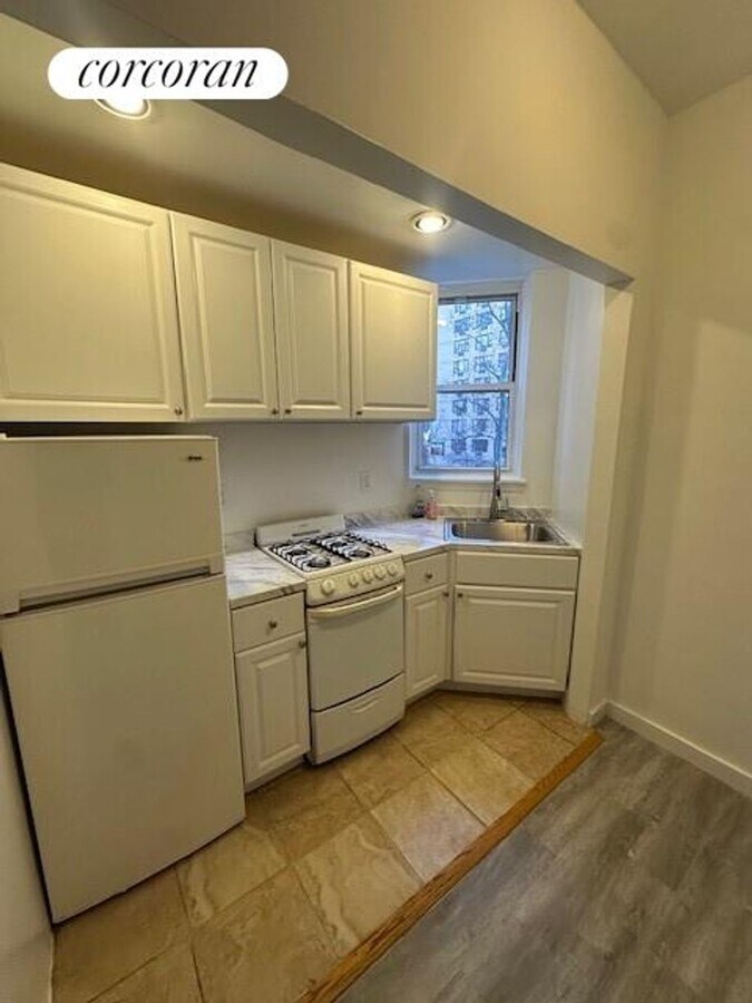 Photo - 235 E 27th St