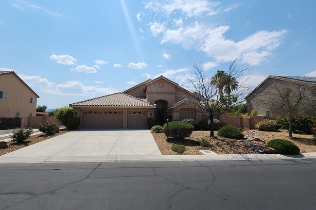 Stunning Home with Pool and Spa - Stunning Home with Pool and Spa