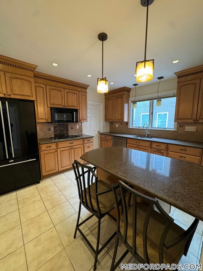 Building Photo - 881 Fellsway