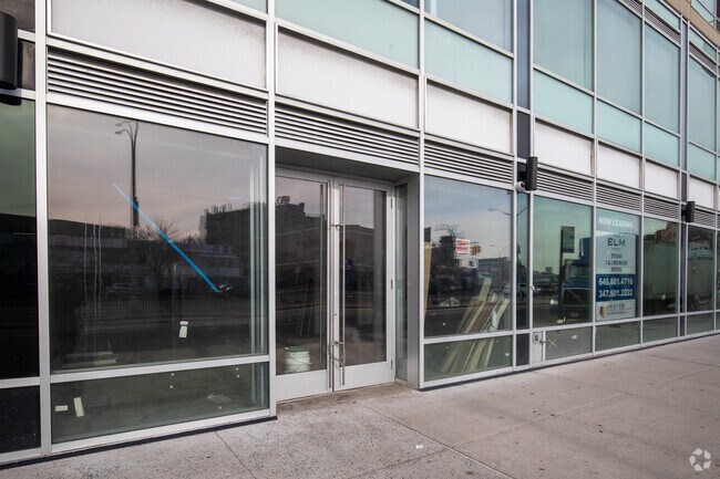 Entrada - The Elm East