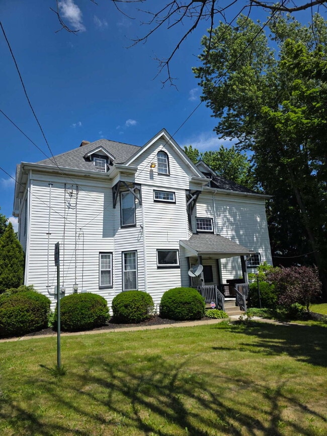 Building Photo - Bright Two Bedroom Apartment with Gas, Water, Sewage and Trash included! Unit Apt. 3