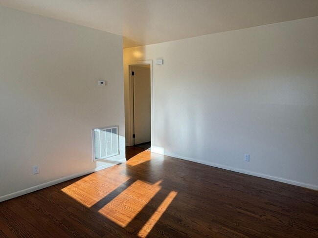 Photo - 1025 W Parkway Ave