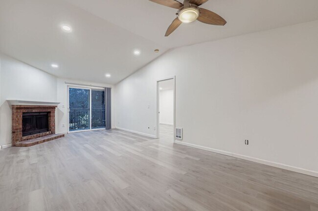 Photo - Beautiful 2Bed/1.75Bath in an Exclusive Community in the heart of Kirkland! Unit E222