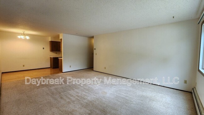 Photo - 3024-9 1/2 9 1/2 St N