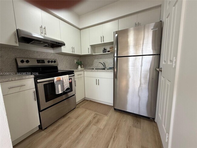 8860 SW 32nd St Unit front
